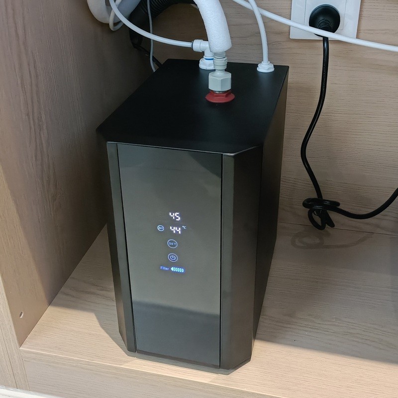 सिंक के नीचे गर्म पानी निकालने की मशीन